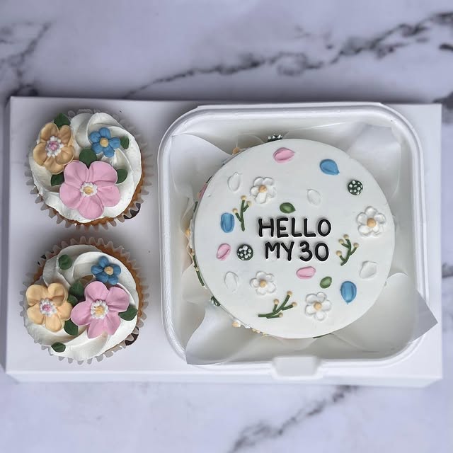 Floral 30th birthday bento cake with matching cupcakes