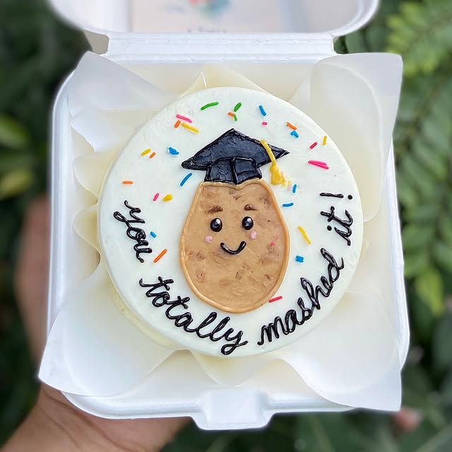 Graduation potato-themed bento cake, hand-painted